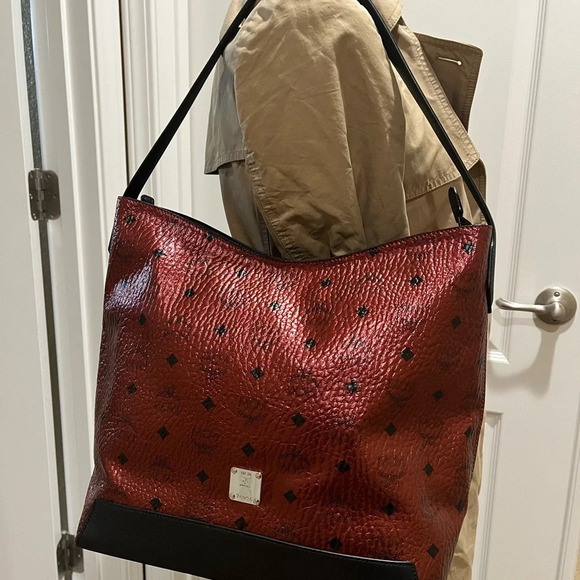 MCM Metallic Hobo - Picture 11 of 11